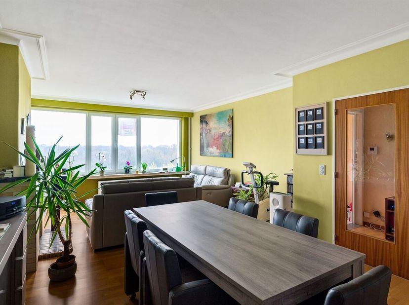 Dit appartement bevindt zich in een goed onderhouden gebouw op de Wouter Haecklaan te Deurne-Zuid. Het Rivierenhof bevindt zich op wandelafstand, also