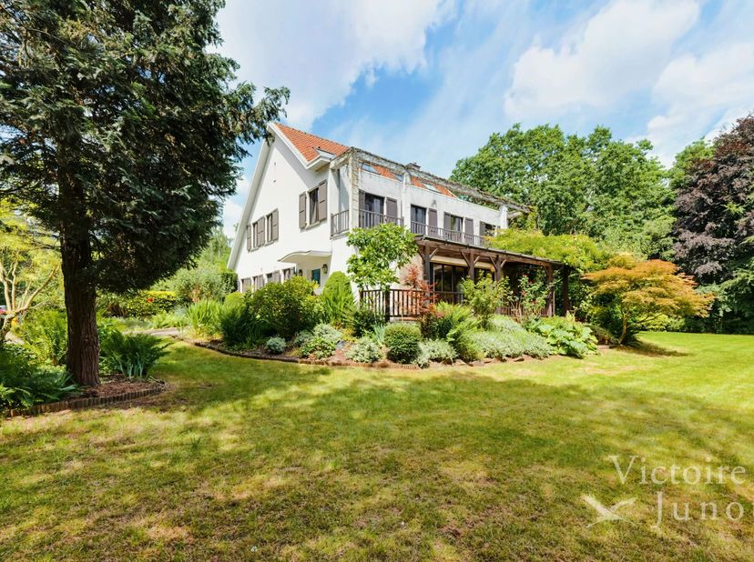 Victoire-Junot biedt u deze charmante villa met 5 slaapkamers van ongeveer 543m² bruto met een groot terrein. Ideaal gelegen, in de buurt van het wink