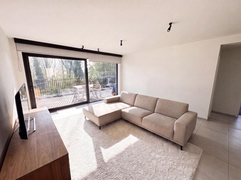 Dit appartement omvat een leefruimte  met open keuken, eetplaats, berging, twee slaapkamers, badkamer en een ruim terras dat uitkijkt op natuurgebied