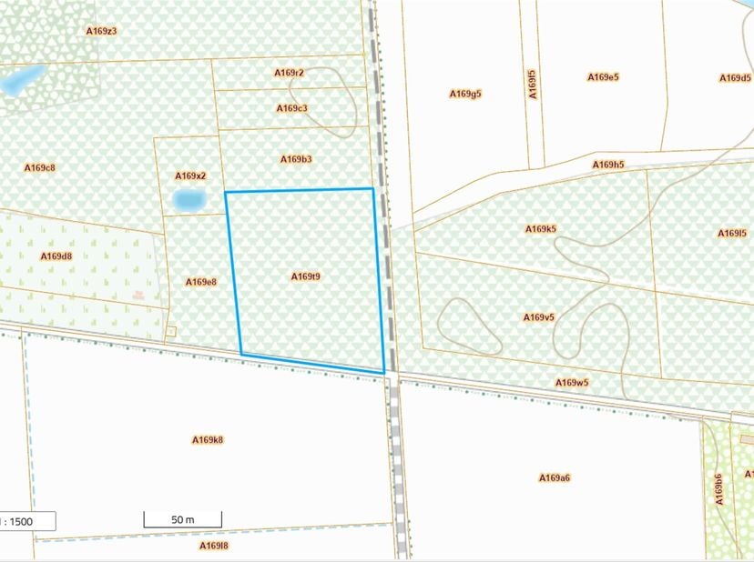 Terrain boisé de 10 304 m²<br />
Situation :<br />
Ce terrain boisé bénéficie d'un emplacement calme, entouré de forêts et de terres agricoles, et se