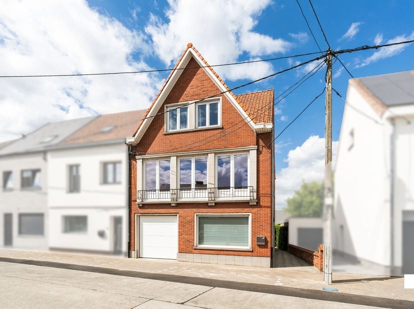 Ontdek deze gezellige en ruime stadswoning met maar liefst 191 m² woonoppervlakte, gelegen tussen Roeselare en Rumbeke. Dankzij de centrale ligging ge