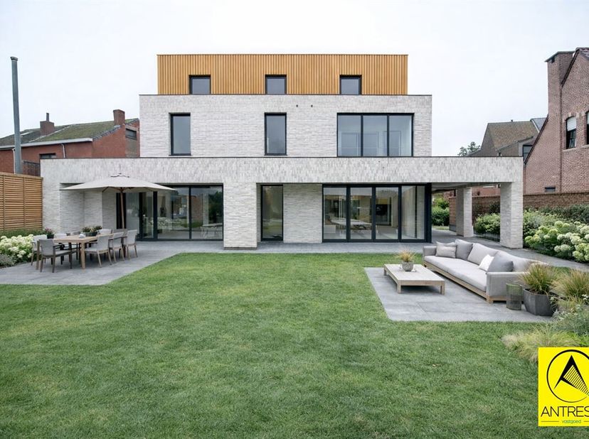 Nieuwbouw half open bebouwing met 3 slaapkamers en 2 badkamers, rustig gelegen naast het park, doch in het centrum van Lint! <br />
De woning kan zowe