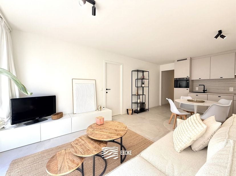 Res. Apollo X F10.04.04 - Gerenoveerd appartement met slaapkamer en met zijdelings zeezicht - Gelegen op de vierde verdieping - Inkomhal met gastentoi