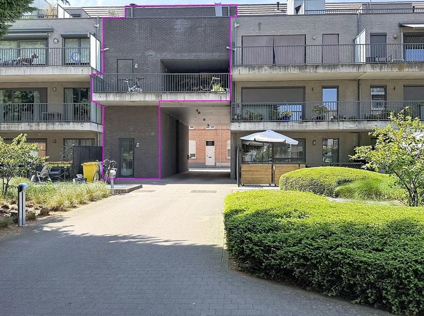 Om dit luxe pand volledig te kunnen beschrijven is er een half boekwerk nodig dus best dat u een afspraak maakt om te komen kijken!<br />
Toch gaan we