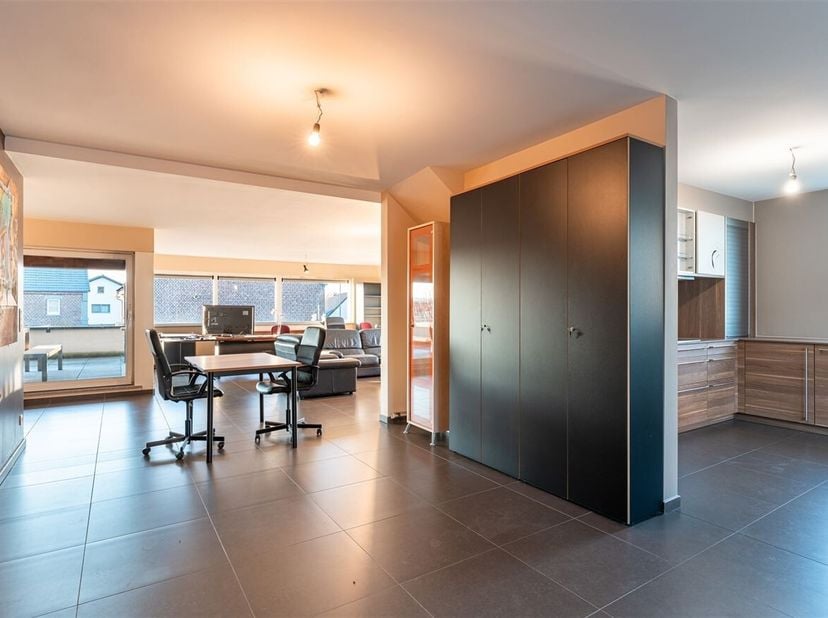 Ruim duplex appartement met staanplaats<br />
Deze ruime en instapklare duplex bevindt zich op Het Getske, een rustige en residentiële buurt in het ce