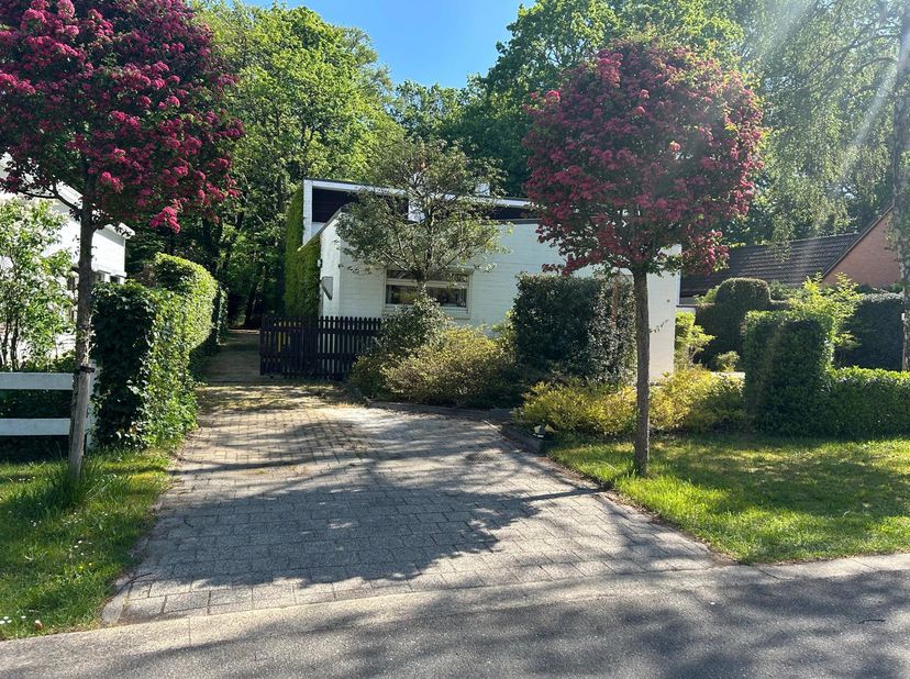 Deze unieke villa bevindt zich in het groene Kalmthout in een zeer rustige wijk (doodlopende straat). Op het gelijkvloers treffen we een ruime inkomha