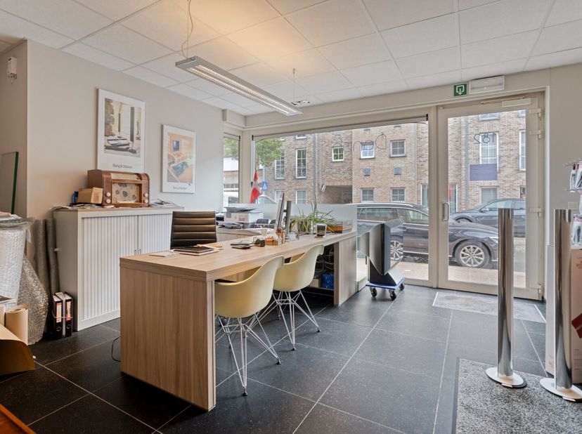 Deze verhuurde handelsruimte / commerciële ruimte van 126 m² is centraal gelegen in Geel, op korte afstand van het stadscentrum en met een vlotte verb