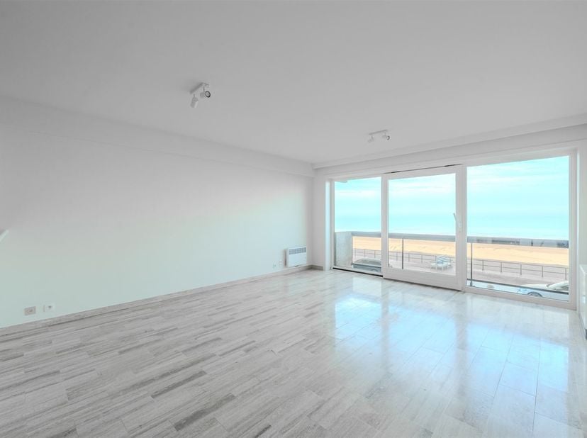 Ontdek dit elegante appartement van 71m² in Middelkerke, een waar pareltje aan de kust. Dit modern gerenoveerde woning biedt het perfecte evenwicht tu