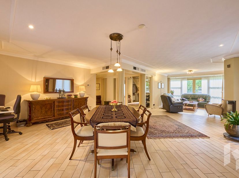 Charmante villa (291 m²) met 4 slaapkamers gelegen op een perceel van 1710 m² in een rustige, groene omgeving te villapark Lommel.<br />
Via de inkomh