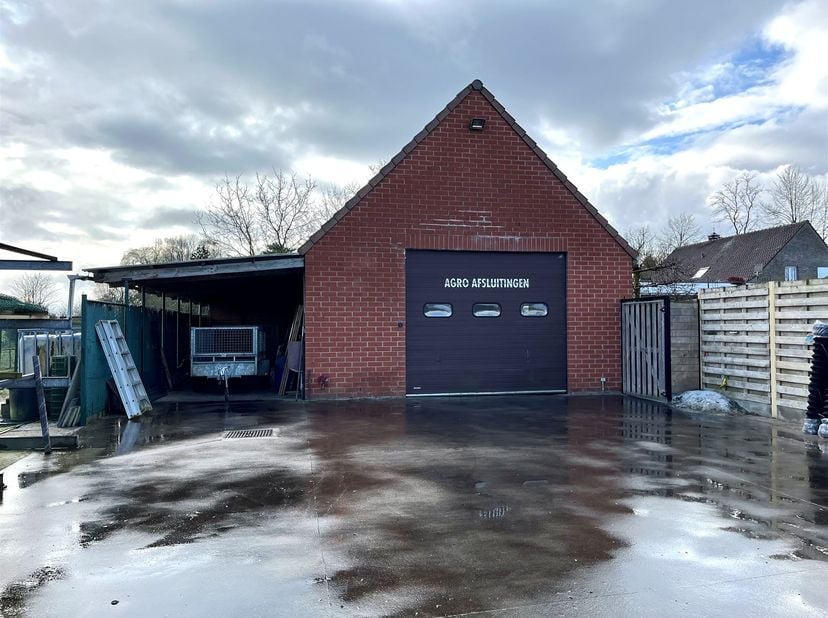 Opslagplaats / loods voor opslag te huur in Kalmthout <br />
<br />
Ligging: <br />
De loods is gelegen in het mooie Kalmthout op een rustige locat