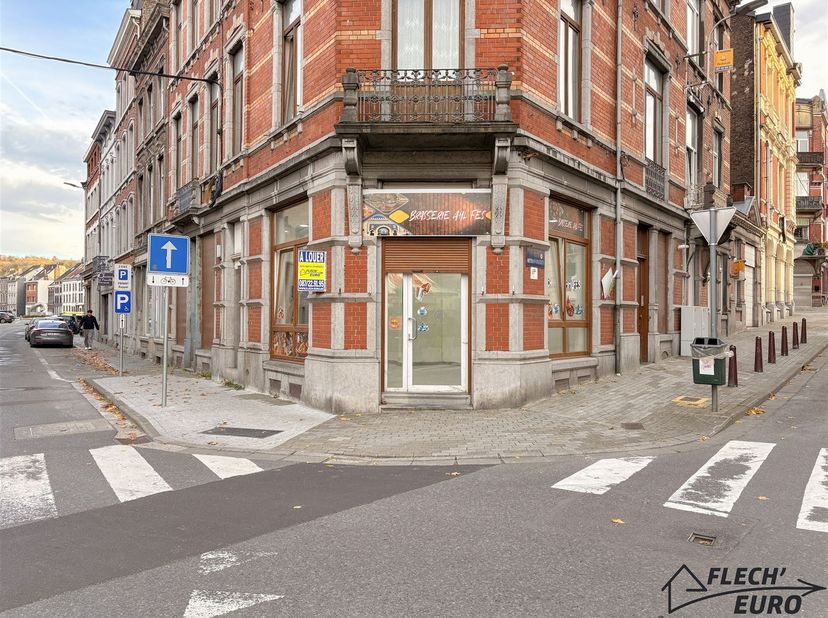Flech'euro a le plaisir de vous présenter cette superficie commerciale. Vous entrez directement sur une grande surface de 65m² suivit d'une cuisine et