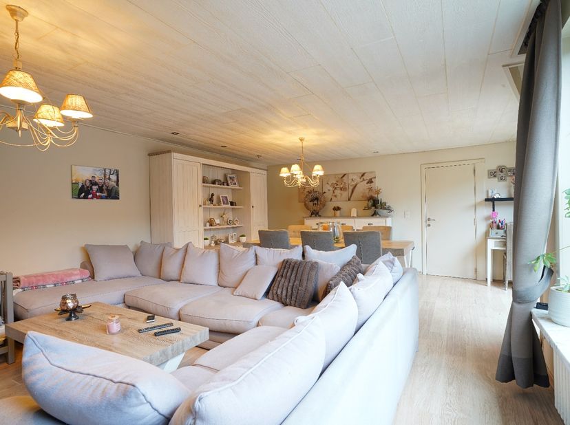In de dorpskern van Aartrijke vinden we deze handelswoning (vroeger goed draaiende brasserie). De zaak kan eventueel opnieuw ingericht worden als grot