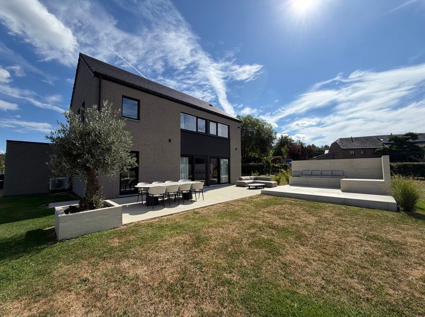 REZ-DE-CHAUSSÉE de ±109,5 m²<br />
- Hall d'entrée de ± 10 m² avec WC indépendant et espace vestiaire sur carrelage,<br />
- Séjour de ±35m², sur parq