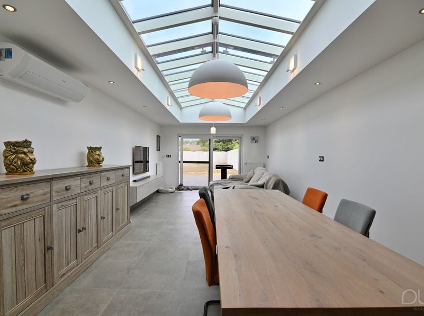 Deze stijlvol gerenoveerde gezinswoning op een perceel van 5 are in Nieuwerkerken is gelegen in een rustige woonomgeving met een aangenaam landelijk k