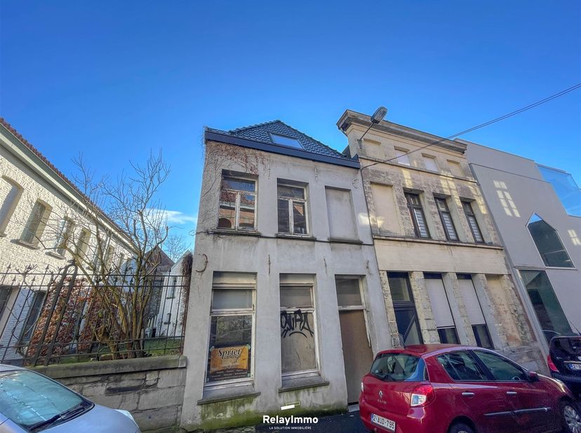 Maison de ville à rénover entièrement d'une surface habitable de 140 m2 (hors combles surface bâtie de 70m²) <br />
Toiture neuve, les murs de l'habi