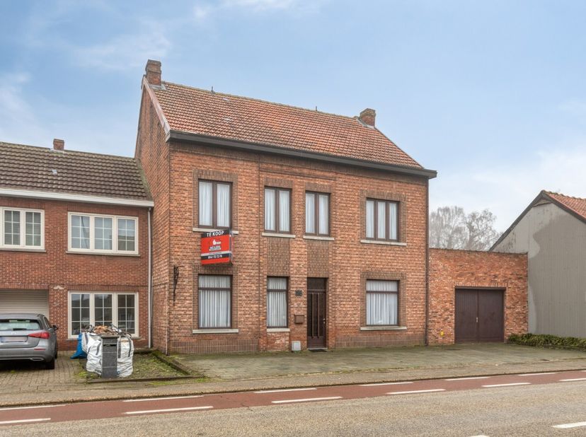 Op slechts enkele minuten wandelen van het centrum van Leopoldsburg vindt u deze ruime halfopen woning met 6 slaapkamers en een garage van maar liefst