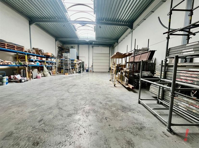 Verzorgde loods van bouwjaar 2020 op een toplocatie gelegen in het bedrijventerrein Vlamingveld te Jabbeke.<br />
De loods heeft als afmetingen 11,9 m