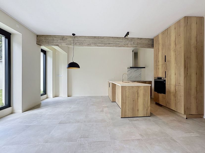Tel: 0456 87 27 16 / E-mail: juliana.t@weinvest.be<br />
We Invest presenteert met trots dit prachtige, volledig gerenoveerde appartement met 2 slaapk
