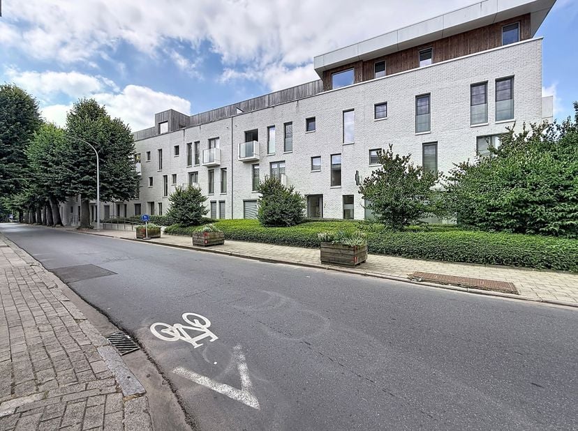 <br />
Op een uiterst strategische locatie aan de Astridvest bevindt zich dit recent en instapklaar dakappartement. Dankzij de ligging vlak bij het st