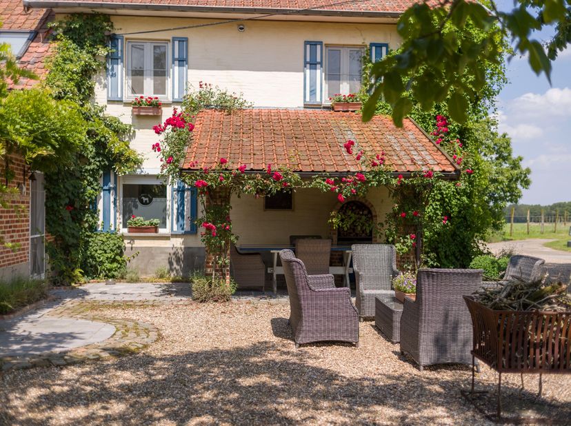 We bevinden ons in het mooie Oudsbergen. De villa is gelegen in een doodlopende straat en omgeven door groen en vergezichten. Het domein is volledig o