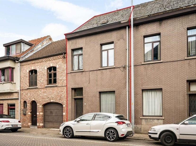 Te renoveren woning met 3 slaapkamers in het centrum van Herentals! <br />
Locatie: Gelegen vlakbij de Grote Markt, in het centrum van Herentals met a