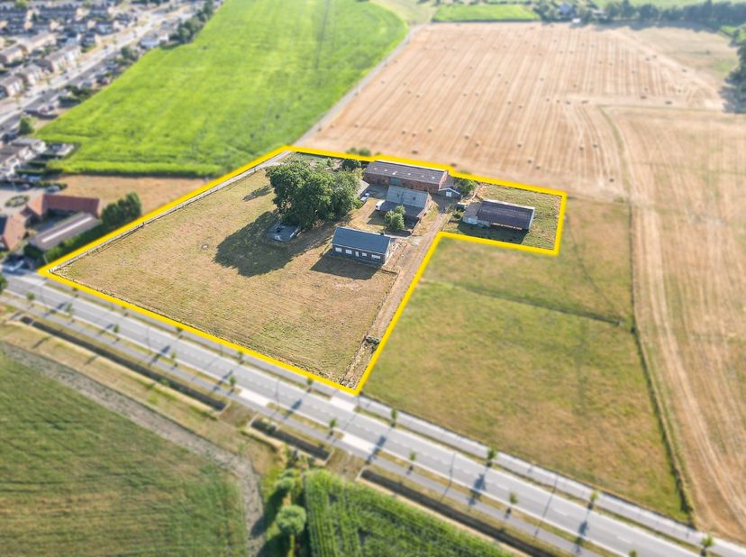 Op een rustige, landelijke locatie in de omgeving van Zedelgem bevindt zich deze authentieke hoeve op een royaal perceel van ongeveer 12.762 m². Dit e