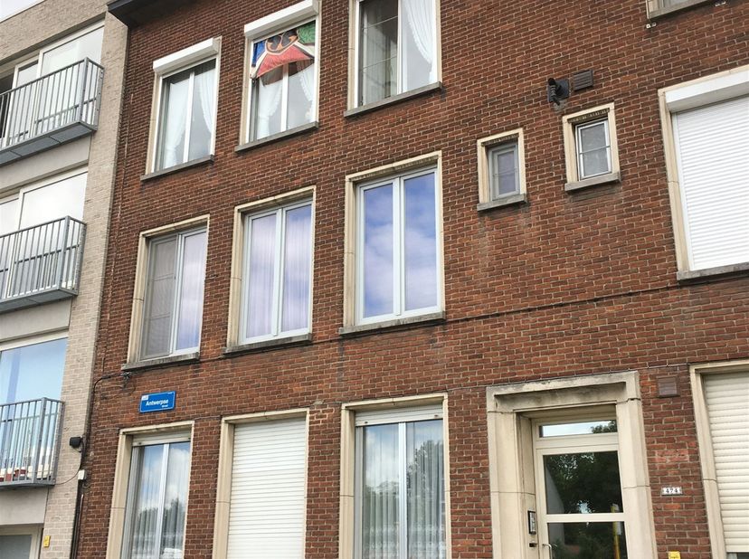 Centraal gelegen en uitstekend onderhouden appartement op de eerste verdieping van een kleinschalig gebouw. Dit ruime en energiezuinige appartement co