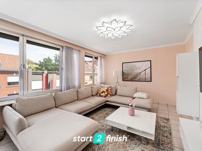 Algemeen bezoekmoment zaterdag 8 augustus van 10u tot 11u30<br />
<br />
Bijzonder ruim drie-slaapkamer appartement met 2 terrassen nabij het centrum