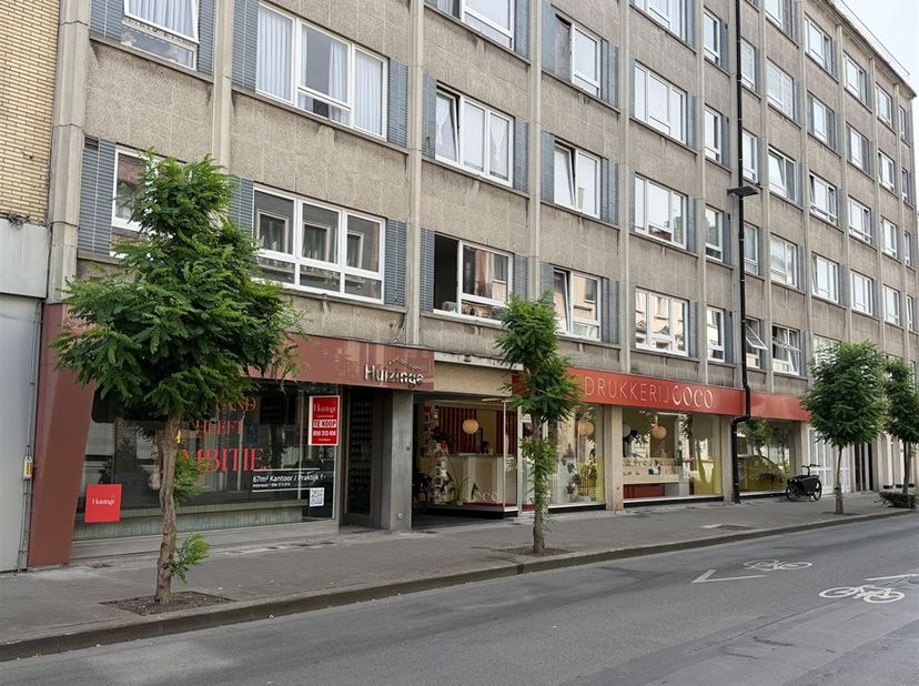 Bureau de 67 m² parfaitement situé et entièrement équipé<br />
Situé dans un emplacement de choix entre la Grand-Place et la Place du Conservatoire,