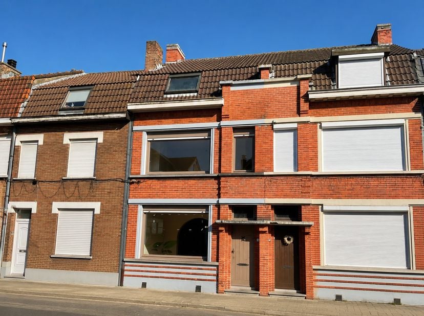 Op een centrale en bijzonder gegeerde ligging in Assebroek bevindt zich deze ruime gezinswoning. Dankzij de uitstekende bereikbaarheid en de nabijheid