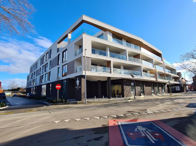 Modern appartement met 2 slaapkamers en een ondergrondse parkeerplaats. Inkom met vestiaire en gastentoilet. Ruime badkamer met inloop douche en dubbe