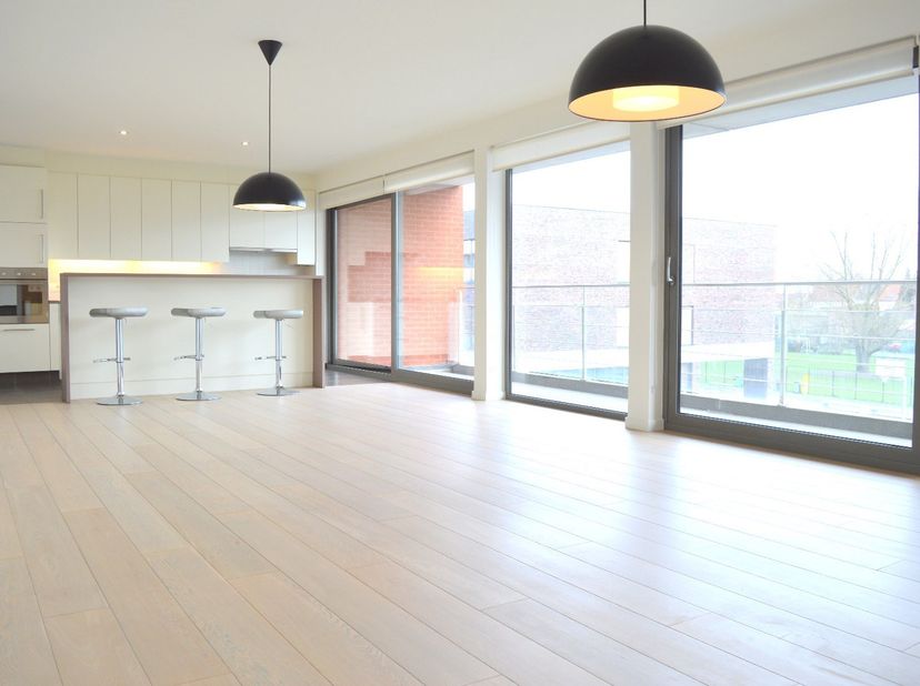 Ontdek dit uitzonderlijk ruim en stijlvol afgewerkt appartement van maar liefst 143 m², ideaal gelegen op een toplocatie vlak bij het centrum van Hare