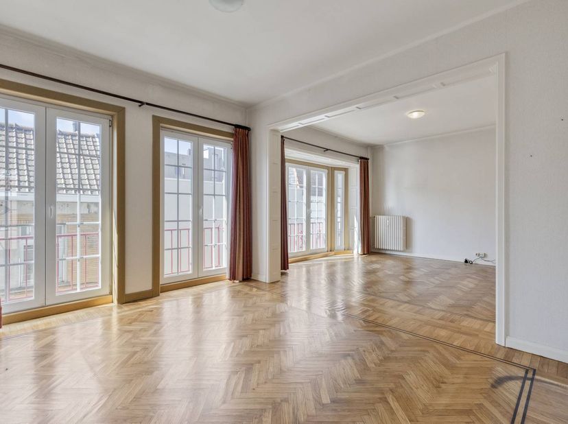 Dit appartement op de tweede verdieping beschikt over een bewoonbare oppervlakte van 150 m². Het pand kent de volgende indeling:<br />
- inkomhal met
