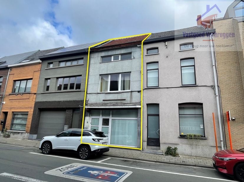 Deze te renoveren eigendom is gelegen in de Koolstraat in het centrum in Aalst. Van hieruit is werkelijk alles te voet bereikbaar.<br />
<br />
De eig
