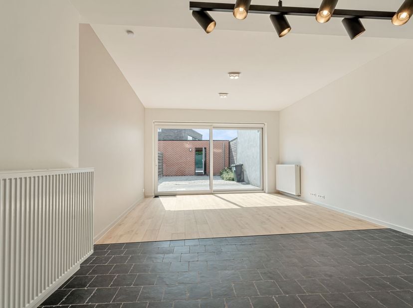 Woning met 3 slaapkamers te huur in Dikkebus!<br />
We komen binnen in de inkomhal met gastentoilet en toegang tot de ruime leefruimte met een open ke