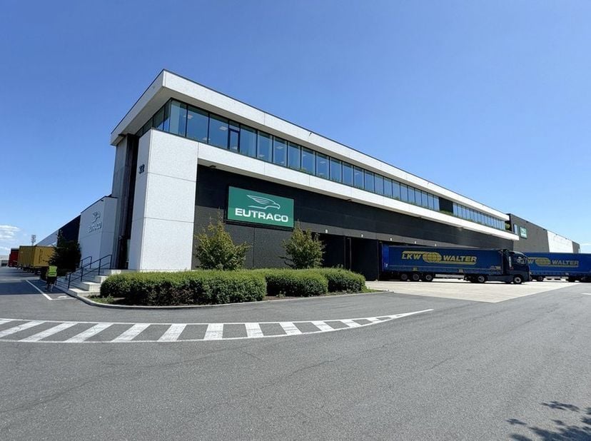 Cet entrepôt logistique récent est situé dans la zone industrielle De Hulst, le long de la N16 (Willebroek - Malines). Grâce à sa situation centrale e
