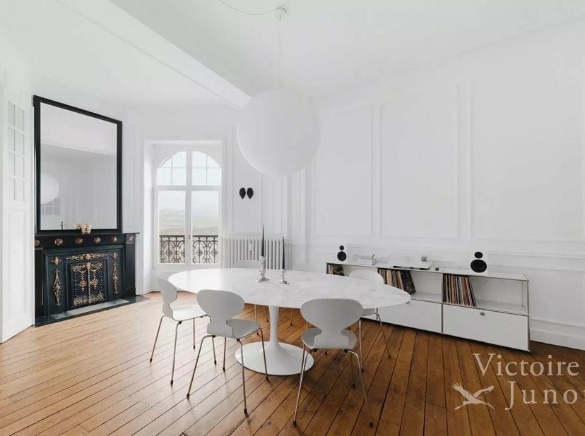 Ontdek dit prachtige appartement van 205 m² in het bruisende Saint-Gilles, België. De woning combineert authentieke charme met moderne afwerking en bi
