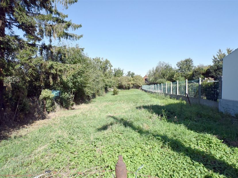 Terrain à bâtir de 8 ares 10 centiares, proposant 10 mètres de façade.<br />
<br />
Situé en zone d'habitat, topographie plate.<br />
<br />
Prix: 45.