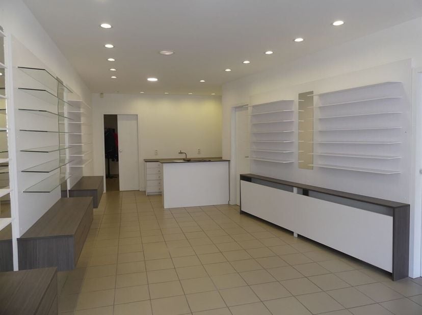 Handelshuis met appartement te koop in het centrum van Wilrijk. Op een uitstekende ligging in het centrum van Wilrijk bevindt zich dit veelzijdige han