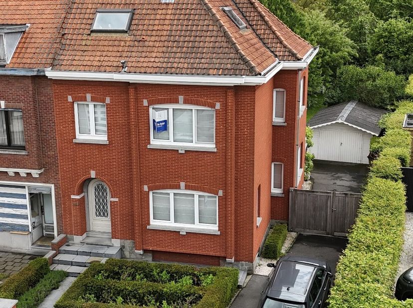 Inkomhal, die toegang geeft tot de ruime, lichtrijke leefruimte met een op maat gemaakte dressoirkast en een stijlvolle bureelhoek. De gezellige tv-ho