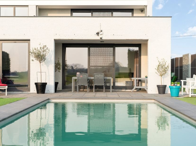 Deze prachtige villa in Weelde combineert luxe, comfort en energiezuinig wonen op een harmonieuze manier. De woning is gelegen op een perceel van 810