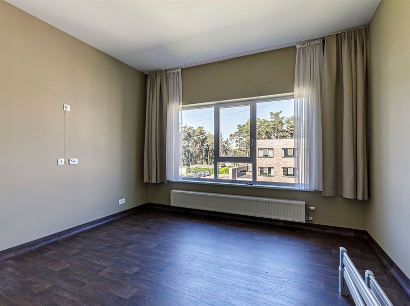 Dit appartement is gelegen in een modern appartementsgebouw in Grobbendonk, dat specifiek ontworpen is voor assistentie woningen. Het gebouw biedt een