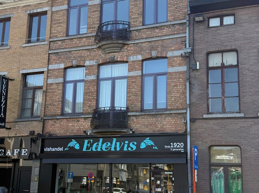 AALST - Handelspand met woonst op toplocatie<br />
Deze veelzijdige handelszaak met ruime woonst en uitgebreide opslagmogelijkheden is uitstekend gele