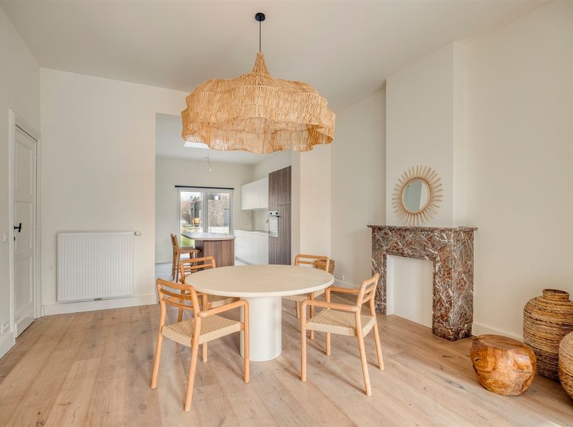 Parfaitement reliée à Louvain et aux autres villes environnantes, située au centre de l'agréable village de Hoegaarden et à proximité de toutes les pr