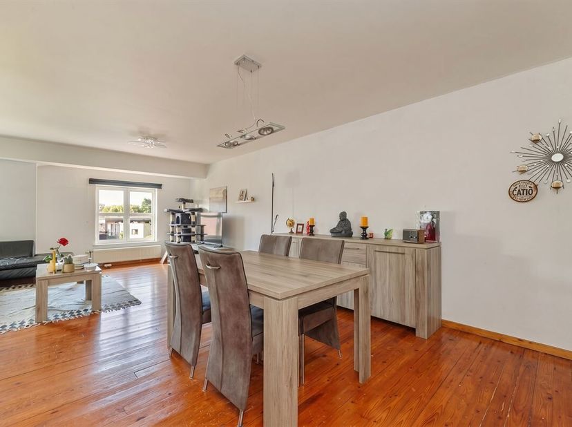 In het hart van Burcht, in een kleinschalige residentie, kan je dit charmant appartement te koop vinden. Het biedt een uitstekende bereikbaarheid, win
