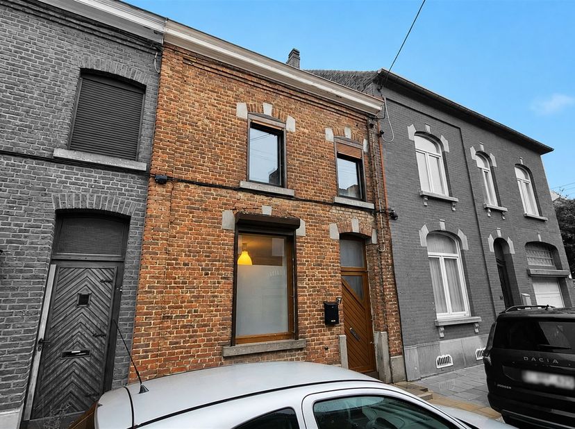 Prix: Offre à partir de 115.000 euros, frais d'agence non inclus et à charge de l'acquéreur.<br />
<br />
Maison à rafraichir comprenant:<br />
<br