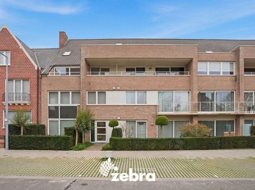 Dit instapklare duplex-appartement in Residentie Seringen, inclusief garage, bevindt zich op een uitstekende locatie vlakbij het centrum van Roeselare