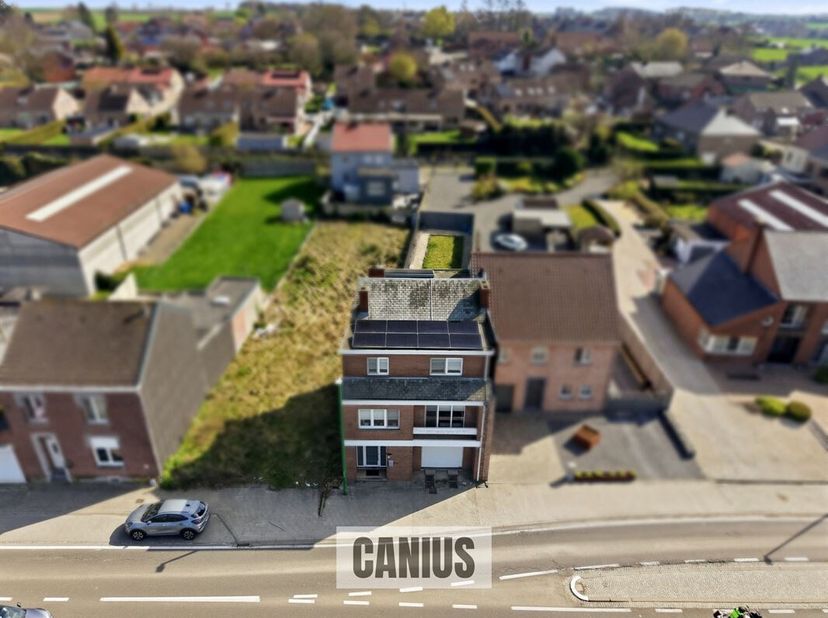 CHARMANTE BEL-ETAGE WONING MET 3 SLAAPKAMERS, GARAGE EN TUIN<br />
Deze bel-etage woning, gelegen aan de Steenweg 171 in Gingelom, biedt een uitsteken