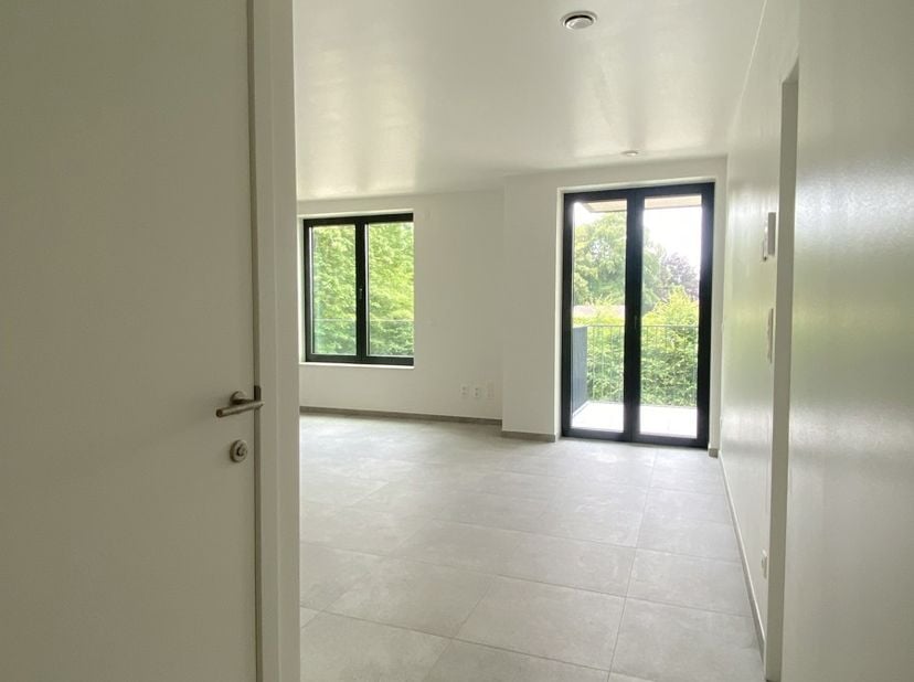 Dit prachtige nieuwbouwappartement is gelegen op een zeer gunstige locatie in Hechtel. Het appartement is telt 2 slaapkamers en is voorzien van de nie
