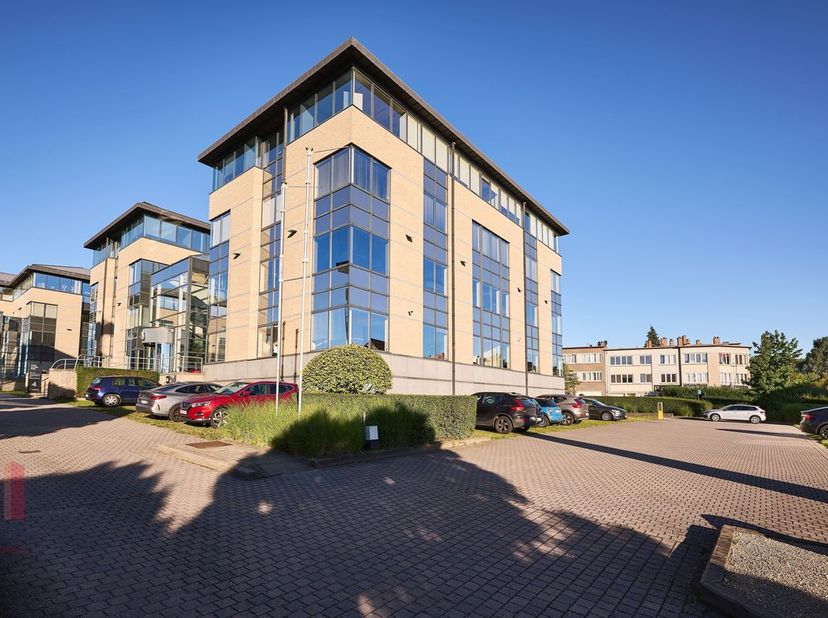 411 m² de bureaux élégants à louer (et à vendre)<br />
Excellente situation, à proximité de la sortie R0 Groot-Bijgaarden, avec un accès facile au car